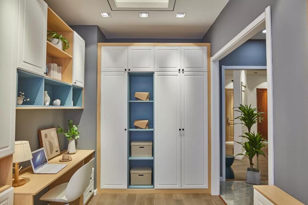 鵬鴻現(xiàn)代簡約衣柜實拍